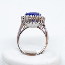 Carica l'immagine nel visualizzatore di Gallery, Anello con tanzanite e brillanti in oro bianco 18kt ANT1