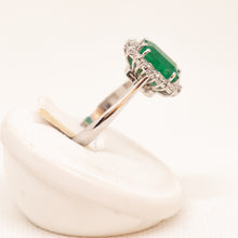 Carica l'immagine nel visualizzatore di Gallery, Anello con smeraldo e brillanti in oro bianco 18kt ANS2