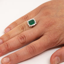 Carica l'immagine nel visualizzatore di Gallery, Anello con smeraldo e brillanti in oro bianco 18kt ANS2