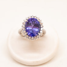 Carica l'immagine nel visualizzatore di Gallery, Anello con tanzanite e brillanti in oro bianco 18kt ANT1