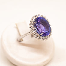 Carica l'immagine nel visualizzatore di Gallery, Anello con tanzanite e brillanti in oro bianco 18kt ANT1