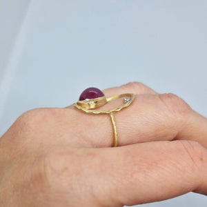 Anello con rubino glass filled caboshon in oro giallo 18 kt