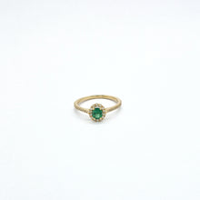 Carica l&#39;immagine nel visualizzatore di Gallery, Anello con smeraldo e diamanti in oro giallo 18 kt
