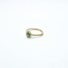 Carica l&#39;immagine nel visualizzatore di Gallery, Anello con smeraldo e diamanti in oro giallo 18 kt
