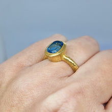 Carica l&#39;immagine nel visualizzatore di Gallery, Anello con topazio azzurro in argento 925 dorato giallo
