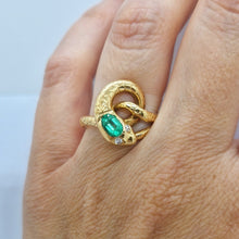 Carica l&#39;immagine nel visualizzatore di Gallery, Anello serpente con smeraldo e diamanti in oro giallo 18 kt
