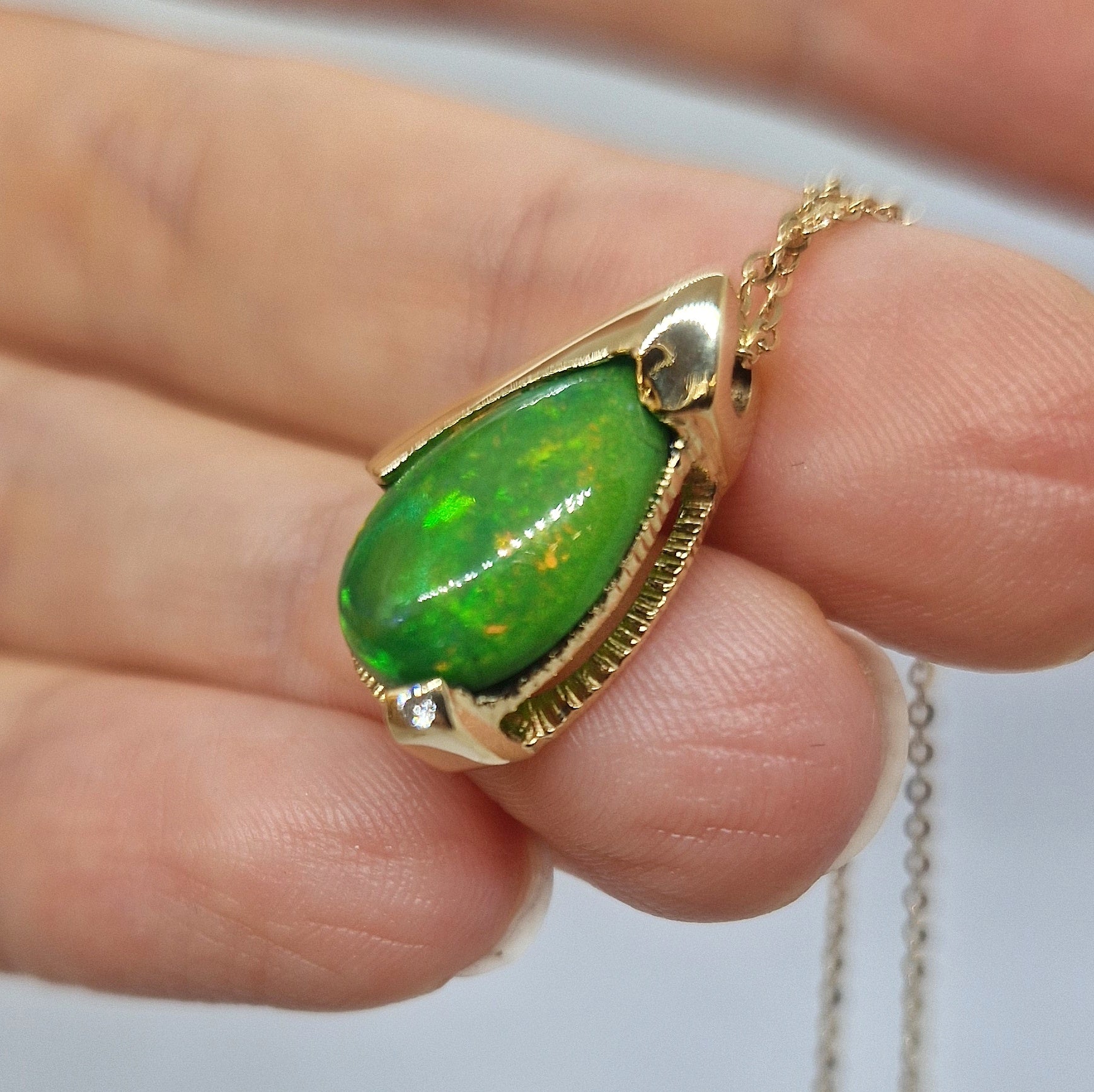 Elegante collana ne ton del nero e dell'oro, realzzata con cabochon
