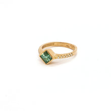 Carica l&#39;immagine nel visualizzatore di Gallery, Anello con tormalina verde e diamanti in oro rosa 18 kt
