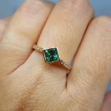 Carica l&#39;immagine nel visualizzatore di Gallery, Anello con tormalina verde e diamanti in oro rosa 18 kt
