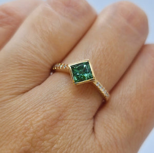 Anello con tormalina verde e diamanti in oro rosa 18 kt