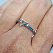 Carica l&#39;immagine nel visualizzatore di Gallery, Anello diamante triangolo e diamanti blu in oro bianco 18 kt
