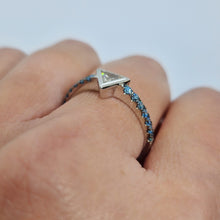 Carica l&#39;immagine nel visualizzatore di Gallery, Anello diamante triangolo e diamanti blu in oro bianco 18 kt
