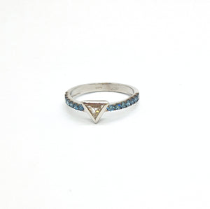 Anello diamante triangolo e diamanti blu in oro bianco 18 kt