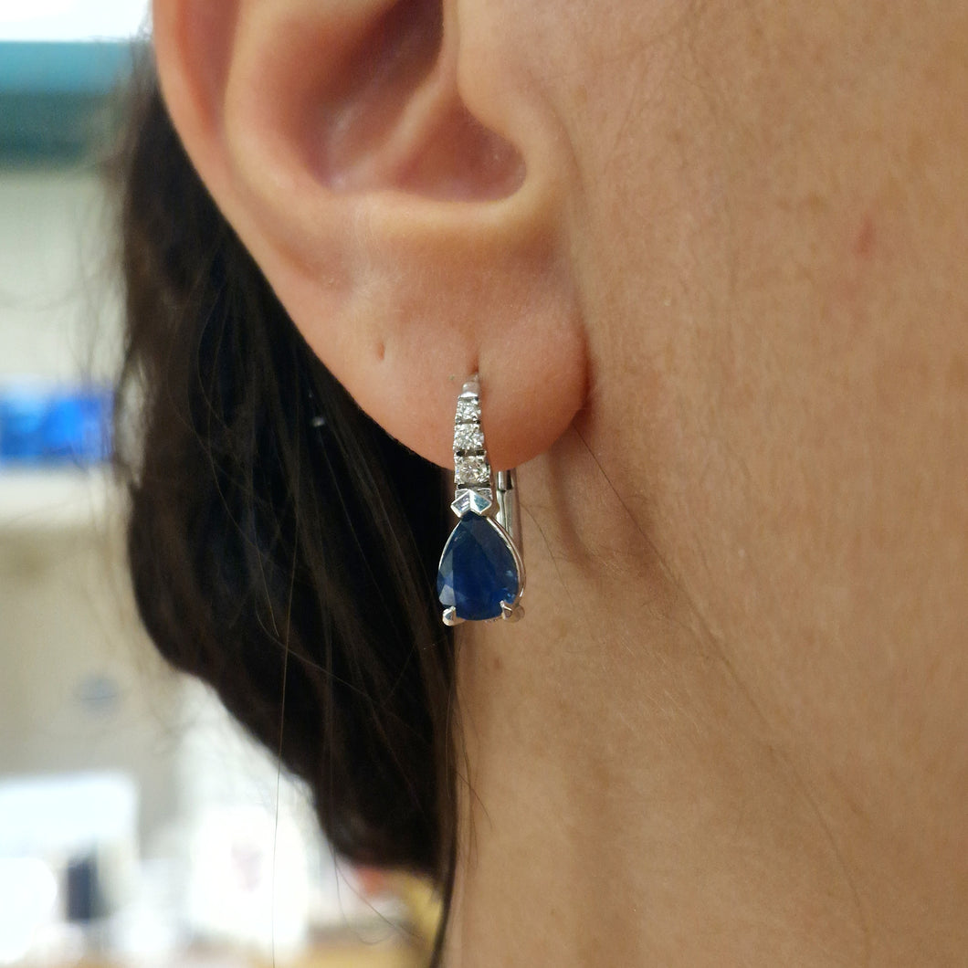 Orecchini con zaffiro blu e diamanti in oro bianco 18 kt