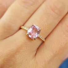 Carica l&#39;immagine nel visualizzatore di Gallery, Anello con morganite e diamanti in oro giallo 18 carati
