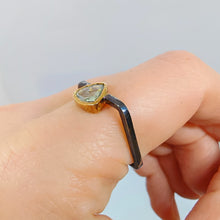 Carica l'immagine nel visualizzatore di Gallery, Anello in argento 925 e oro 18 kt con corindone
