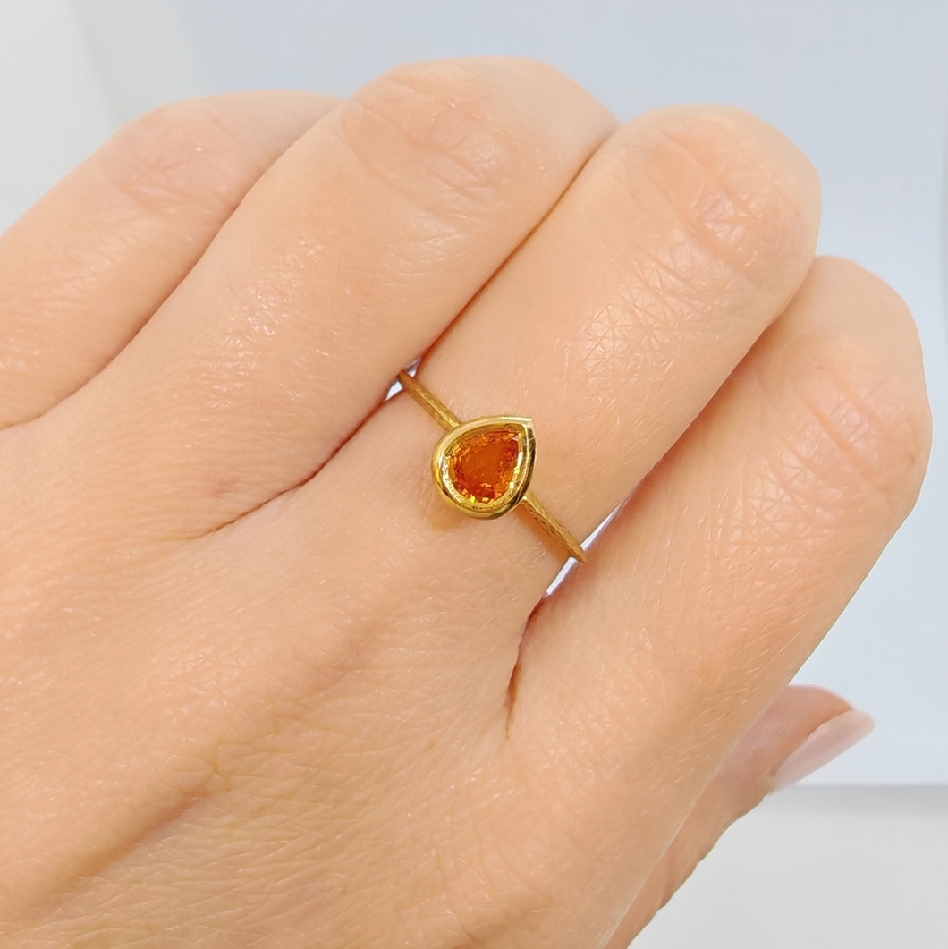 Anello con corindone giallo in oro giallo 18 kt