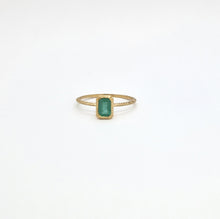 Carica l&#39;immagine nel visualizzatore di Gallery, Anello con smeraldo rettangolare in oro giallo 18 kt

