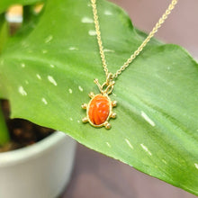 Carica l&#39;immagine nel visualizzatore di Gallery, Collana coccinella corallo in oro giallo 18 kt
