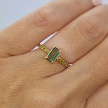 Carica l&#39;immagine nel visualizzatore di Gallery, Anello con tormalina verde e diamanti gialli in oro giallo 18 kt
