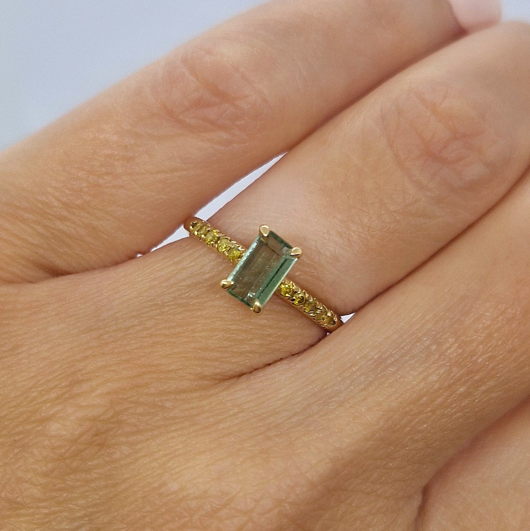 Anello con tormalina verde e diamanti gialli in oro giallo 18 kt