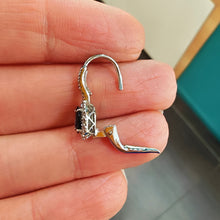 Carica l&#39;immagine nel visualizzatore di Gallery, Orecchini in oro bianco 18 kt con zaffiri e diamanti
