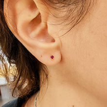 Carica l&#39;immagine nel visualizzatore di Gallery, Orecchini punto luce in oro giallo 18 kt con rubini

