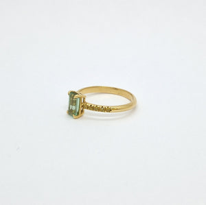 Anello con tormalina verde e diamanti gialli in oro giallo 18 kt
