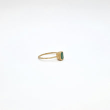 Carica l&#39;immagine nel visualizzatore di Gallery, Anello con smeraldo rettangolare in oro giallo 18 kt
