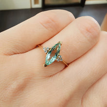 Carica l'immagine nel visualizzatore di Gallery, Anello con berillo verde in oro giallo 18kt e diamanti
