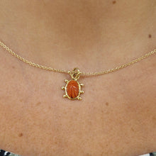 Carica l&#39;immagine nel visualizzatore di Gallery, Collana coccinella corallo in oro giallo 18 kt
