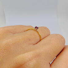 Carica l&#39;immagine nel visualizzatore di Gallery, Anello con rubino in oro giallo 18 kt
