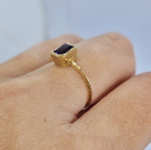 Anello con ametista in oro giallo 18 kt