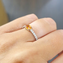 Carica l&#39;immagine nel visualizzatore di Gallery, Anello corindone arancione e diamanti in oro bianco 18 kt
