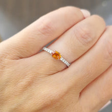 Carica l&#39;immagine nel visualizzatore di Gallery, Anello corindone arancione e diamanti in oro bianco 18 kt
