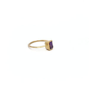 Anello con ametista in oro giallo 18 kt