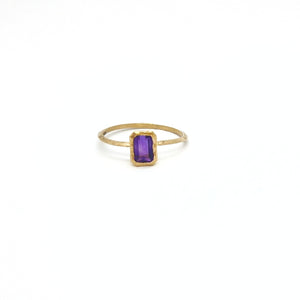 Anello con ametista in oro giallo 18 kt