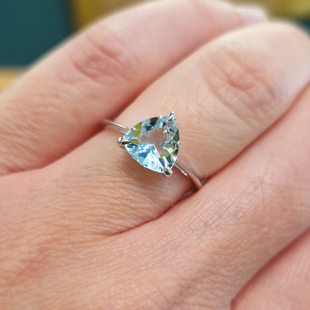 Anello con acquamarina trillion in oro bianco 18 kt