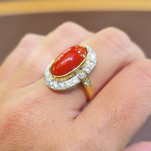 Carica l&#39;immagine nel visualizzatore di Gallery, Anello con corallo e diamanti in oro 18 kt
