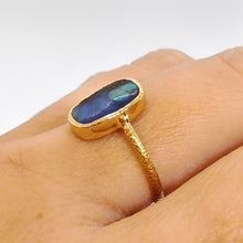Carica l&#39;immagine nel visualizzatore di Gallery, Anello con opale boulder in oro giallo 18 kt
