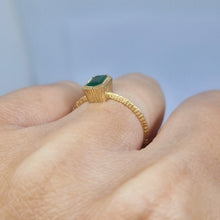 Carica l&#39;immagine nel visualizzatore di Gallery, Anello con smeraldo rettangolare in oro giallo 18 kt
