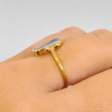 Carica l&#39;immagine nel visualizzatore di Gallery, Anello con opale boulder in oro giallo 18 kt

