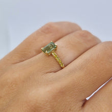 Carica l&#39;immagine nel visualizzatore di Gallery, Anello con tormalina verde e diamanti gialli in oro giallo 18 kt
