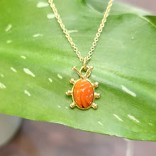Carica l&#39;immagine nel visualizzatore di Gallery, Collana coccinella corallo in oro giallo 18 kt
