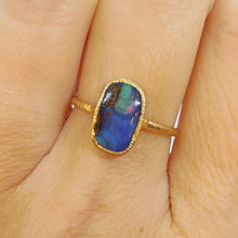 Carica l&#39;immagine nel visualizzatore di Gallery, Anello con opale boulder in oro giallo 18 kt
