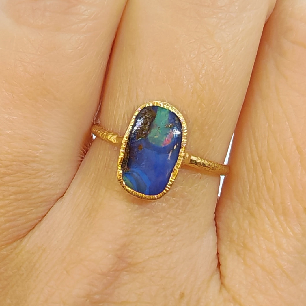 Anello con opale boulder in oro giallo 18 kt