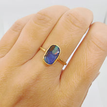 Carica l&#39;immagine nel visualizzatore di Gallery, Anello con opale boulder in oro giallo 18 kt
