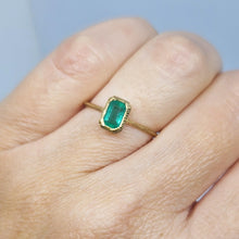 Carica l&#39;immagine nel visualizzatore di Gallery, Anello con smeraldo rettangolare in oro giallo 18 kt
