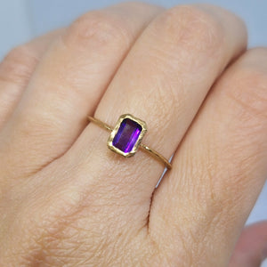 Anello con ametista in oro giallo 18 kt