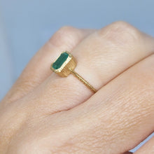 Carica l&#39;immagine nel visualizzatore di Gallery, Anello con smeraldo rettangolare in oro giallo 18 kt
